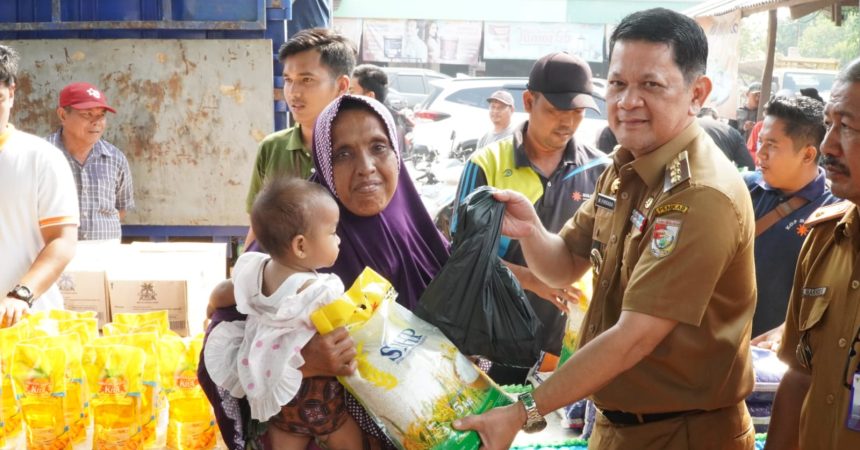 Gelar Pasar Murah Pj Bupati Tubaba Menyerahkan Langsung Paket Beras